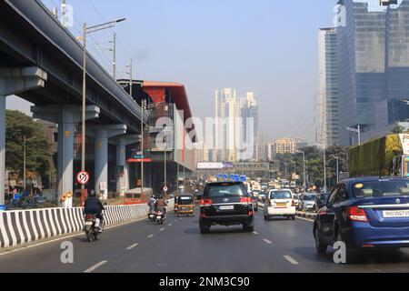 Dezember 21 2022 - Mumbai, Maharashtra in Indien: Chaotischer Indianer-Straßenverkehr Stockfoto