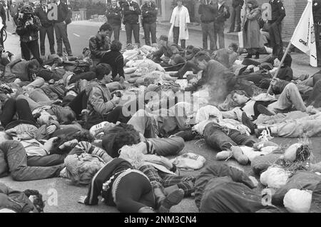 Letzter Tag der Aktion gegen die Kernenergie; Demonstranten lagen auf dem Boden, während Strohpuppen in Brand gesetzt wurden ca. 1985 Stockfoto