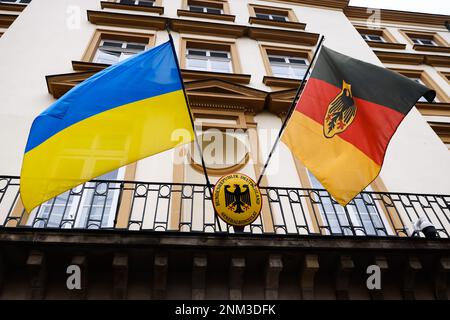 Krakau, Polen. 24. Februar 2023. Die ukrainische Flagge hängt neben der deutschen Flagge im Generalkonsulat der Bundesrepublik Deutschland, um dem einjährigen Jahrestag der russischen Invasion in der Ukraine zu gedenken. Krakau, Polen, am 24. Februar 2023. Russlands umfassender Angriff verursachte Europas größte Flüchtlingskrise seit dem Zweiten Weltkrieg mit mehr als 10 Millionen Menschen, die die polnische Grenze überquerten. (Kreditbild: © Beata Zawrzel/ZUMA Press Wire) NUR REDAKTIONELLE VERWENDUNG! Nicht für den kommerziellen GEBRAUCH! Kredit: ZUMA Press, Inc./Alamy Live News Stockfoto