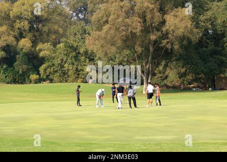 Dezember 25 2022 - Vadodara, Baroda, Gujarat in Indien: Menschen spielen Golf in der Nähe des Laxmi Vilas Palace Stockfoto