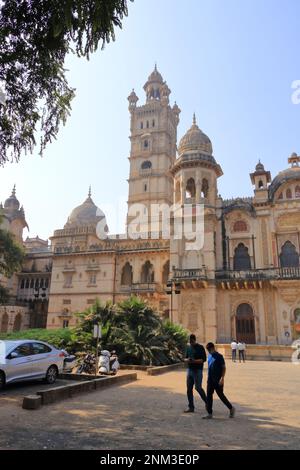 Dezember 25 2022 - Vadodara, Baroda, Gujarat in Indien: Besucher besuchen den Palast von Laxmi Vilas Stockfoto