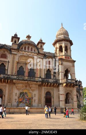 Dezember 25 2022 - Vadodara, Baroda, Gujarat in Indien: Besucher besuchen den Palast von Laxmi Vilas Stockfoto