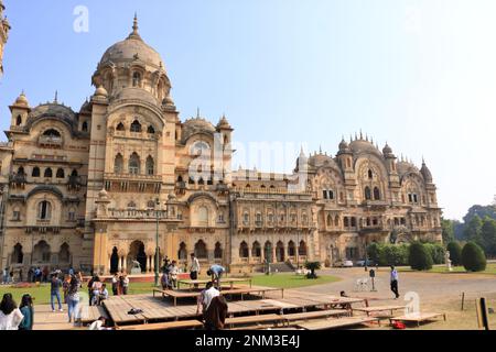 Dezember 25 2022 - Vadodara, Baroda, Gujarat in Indien: Besucher besuchen den Palast von Laxmi Vilas Stockfoto