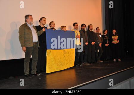 Berlin, Deutschland. 24. Februar 2023. (L-R) die ukrainischen Regisseure Vitaly Mansky und Yevhen Titarenko präsentieren ihr Dokument Ostfront während des Berlinale Filmfestivals am 24. Februar 2023 in Berlin. Der Film wurde von der Tschechischen Republik mitproduziert. Kredit: Ales Zapotocky/CTK Photo/Alamy Live News Stockfoto