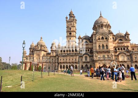 Dezember 25 2022 - Vadodara, Baroda, Gujarat in Indien: Besucher besuchen den Palast von Laxmi Vilas Stockfoto