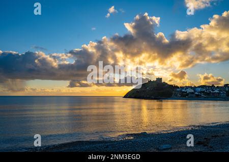 Die Burg Criccieth auf der Halbinsel Llyn mit Sonnenuntergang an einem Wintertag Stockfoto