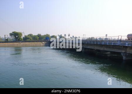 Dezember 24 2022 - Khandiwada, Gujarat in Indien: Wasserfluss im Narmada-Kanal Stockfoto