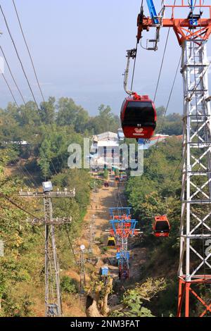 Dezember 24 2022 - Pavagadh, Gujarat in Indien: Seilbahn zum Shree Mahakali Mataji Tempel Stockfoto