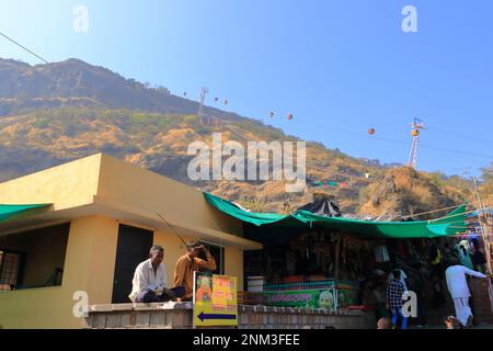 Dezember 24 2022 - Pavagadh, Gujarat in Indien: Seilbahn zum Shree Mahakali Mataji Tempel Stockfoto