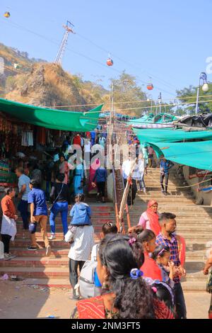 Dezember 24 2022 - Pavagadh, Gujarat in Indien: Geschäftiges Treiben im Pavagadh-Tempel Stockfoto