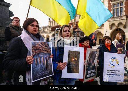 Krakau, Polen. 24. Februar 2023. Ukrainische Bürger und Anhänger nehmen an einer Solidaritätsdemonstration mit der Ukraine Teil, die anlässlich des einjährigen Jubiläums der russischen Invasion in der Ukraine stattfindet. Krakau, Polen, am 24. Februar 2023. Russlands umfassender Angriff verursachte Europas größte Flüchtlingskrise seit dem Zweiten Weltkrieg mit mehr als 10 Millionen Menschen, die die polnische Grenze überquerten. (Kreditbild: © Beata Zawrzel/ZUMA Press Wire) NUR REDAKTIONELLE VERWENDUNG! Nicht für den kommerziellen GEBRAUCH! Kredit: ZUMA Press, Inc./Alamy Live News Stockfoto