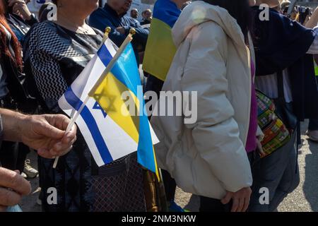 Haifa, Israel - 24. Februar 2023, der Jahrestag des Beginns des Krieges zwischen Russland und der Ukraine. Kundgebung beim russischen Konsulat. Ukrainisch und Stockfoto