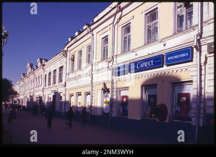 Chernavinskii Prospekt (jetzt Lenin Street), Shukhman Building (um 1900), veranschaulicht die Entwicklung von Omsk als bedeutendes sibirisches Geschäftszentrum vor dem Ersten Weltkrieg, Omsk, Russland. Brumfield Fotosammlung. Geschäftsgebäude, Russische Föderation, 1990-2000. , Russische Föderation, Omskaia Oblast, Omsk. Stockfoto