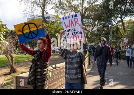 Haifa, Israel - 24. Februar 2023, der Jahrestag des Beginns des Krieges zwischen Russland und der Ukraine. Kundgebung beim russischen Konsulat. Mädchen halten Stockfoto