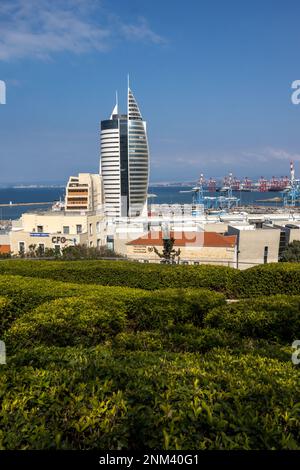 Haifa, Israel, 24. Februar 2023 : Gebäude des Innenministeriums an der Mittelmeerküste. Blick auf das 'Raketengebäude' in der Innenstadt und das Stockfoto