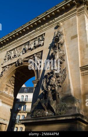 Details Der Skulptur „Trophäen Der Waffen“ Auf Dem Nordteil Des Obelisken Des Porte Saint-Denis Triumphbogens Paris Frankreich Stockfoto