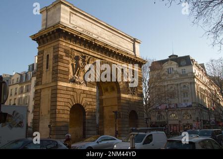 Porte Saint-Martin Triumphbogen Vor Dem Theater De La Renaissance Im Hintergrund, Paris Frankreich Stockfoto