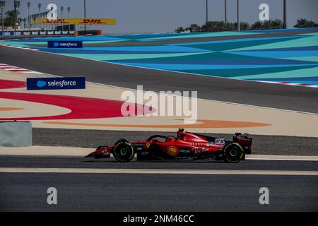 BAHRAIN INTERNATIONAL CIRCUIT, BAHRAIN - FEBRUAR 24: Carlos Sainz, Scuderia Ferrari SF-23 während des Tests in Bahrain auf dem Bahrain International Circuit am 24. Februar 2023 in Sakhir, Bahrain. (Foto: Michael Potts/BSR Agency) Stockfoto