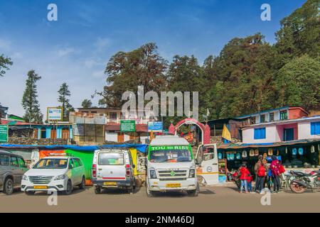 Chopta, Uttarakhand, Indien - 1. November 2018 : Touristenautos und Busse für Wanderungen auf der Tungnath Trek Route, einem der höchsten Shiva-Tempel. Stockfoto