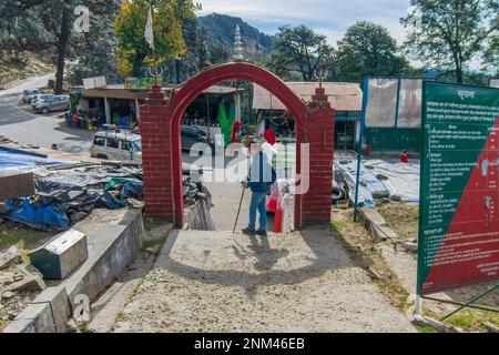 Chopta, Uttarakhand, Indien - 1. November 2018 : Indische Alleinreisende Trekking auf der Tungnath Trekking Route, einem der höchsten Shiva-Tempel. Stockfoto