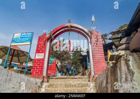 Chopta, Uttarakhand, Indien - 1. November 2018 : Rotes Tor für Trekker zur Tungnath-Wanderroute, einem der höchsten Shiva-Tempel der Welt. Stockfoto