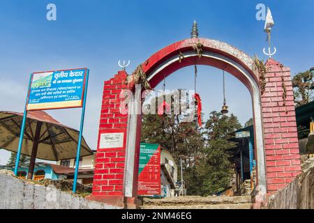 Chopta, Uttarakhand, Indien - 1. November 2018 : Rotes Tor für Trekker zur Tungnath-Wanderroute, einem der höchsten Shiva-Tempel der Welt. Stockfoto