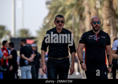 BAHRAIN INTERNATIONAL CIRCUIT, BAHRAIN - FEBRUAR 24: Günther Steiner, während der Bahrain-Tests auf dem Bahrain International Circuit am 24. Februar 2023 in Sakhir, Bahrain. (Foto: Michael Potts/BSR Agency) Stockfoto