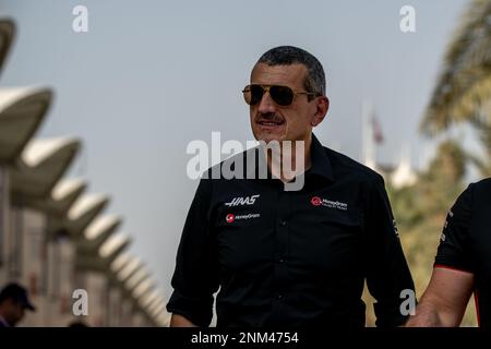 BAHRAIN INTERNATIONAL CIRCUIT, BAHRAIN - FEBRUAR 24: Günther Steiner, während der Bahrain-Tests auf dem Bahrain International Circuit am 24. Februar 2023 in Sakhir, Bahrain. (Foto: Michael Potts/BSR Agency) Stockfoto