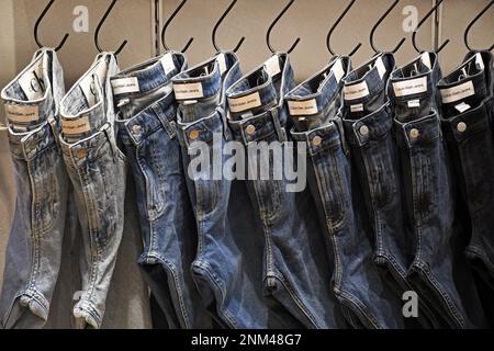 Mumbai, Indien. 24. Februar 2023. Calvin-Klein-Jeans hängen im Geschäft in der Jio World Drive Mall in Mumbai. Kredit: SOPA Images Limited/Alamy Live News Stockfoto