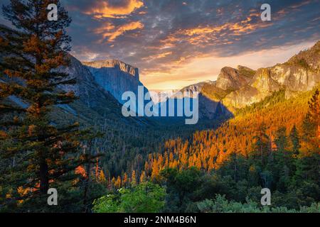 Yosemite-Tal bei Sonnenuntergang vom Tunnelblick. Yosemite-Nationalpark Stockfoto