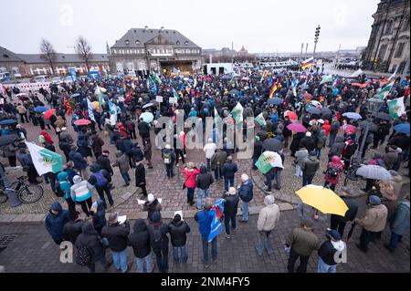 Dresden, Deutschland. 24. Februar 2023. Teilnehmer einer Kundgebung der AfD Sachsen und Pegida am Theaterplatz. Die russische Armee war am 24.02.2022 in die Ukraine eingedrungen. Kredit: Sebastian Kahnert/dpa/Alamy Live News Stockfoto