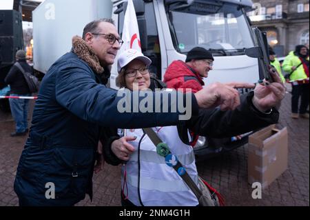 Dresden, Deutschland. 24. Februar 2023. Heinz-Christian Strache, ehemaliger österreichischer Vizekanzler, macht ein Selfie mit einer Unterstützerin am Rande einer Kundgebung von AfD Sachsen und Pegida am Theaterplatz. Die russische Armee war am 24.02.2022 in die Ukraine eingedrungen. Kredit: Sebastian Kahnert/dpa/Alamy Live News Stockfoto