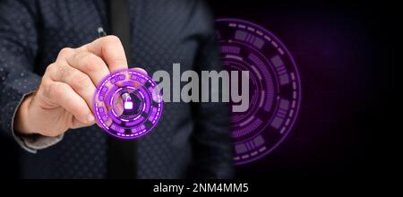 Geschäftsmann im Büro Uniform Holding Pen schreibt auf Leinwand und präsentiert futuristische Technologie. Labortechniker, Die Mit Dem Eingabestift Arbeiten, Machen Sich Notizen Mit Moderner Darstellung Stockfoto