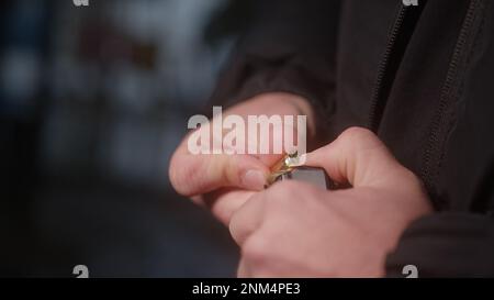 Nahaufnahme von Männerhänden, die Munition in Magazin-Clip laden Stockfoto