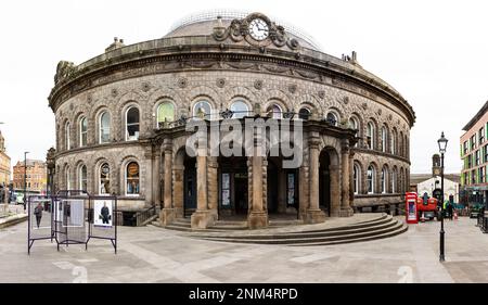 LEEDS CORN EXCHANGE, LEEDS, GROSSBRITANNIEN - 17. FEBRUAR 2023. Blick auf die Fassade von Leeds Corn Exchange mit kunstvoller viktorianischer Architektur Stockfoto