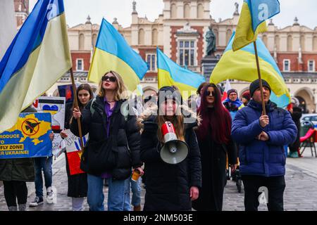 Krakau, Polen. 24. Februar 2023. Ukrainische Bürger und Anhänger nehmen an einer Solidaritätsdemonstration mit der Ukraine Teil, die anlässlich des einjährigen Jubiläums der russischen Invasion in der Ukraine stattfindet. Krakau, Polen, am 24. Februar 2023. Russlands umfassender Angriff verursachte Europas größte Flüchtlingskrise seit dem Zweiten Weltkrieg mit mehr als 10 Millionen Menschen, die die polnische Grenze überquerten. (Kreditbild: © Beata Zawrzel/ZUMA Press Wire) NUR REDAKTIONELLE VERWENDUNG! Nicht für den kommerziellen GEBRAUCH! Stockfoto