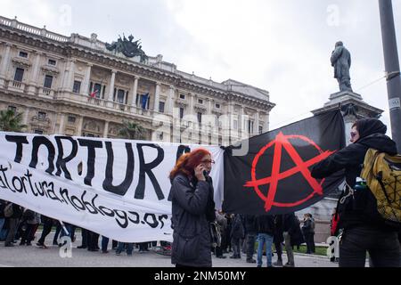 Rom, Italien. 24. Februar 2023. Eine Gruppe von Anarchisten hängt ein Banner mit dem Symbol der anarchistischen Bewegung auf der Piazza Cavour in Rom (Foto von Matteo Nardone/Pacific Press) Kredit: Pacific Press Media Production Corp./Alamy Live News Stockfoto