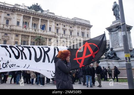 Rom, Italien. 24. Februar 2023. Eine Gruppe von Anarchisten hängt ein Banner mit dem Symbol der anarchistischen Bewegung auf der Piazza Cavour in Rom (Foto von Matteo Nardone/Pacific Press) Kredit: Pacific Press Media Production Corp./Alamy Live News Stockfoto