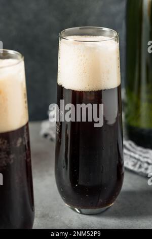 Schwarzer Samtbier-Cocktail mit irischem Stout und Champagner Stockfoto