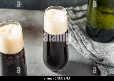 Schwarzer Samtbier-Cocktail mit irischem Stout und Champagner Stockfoto