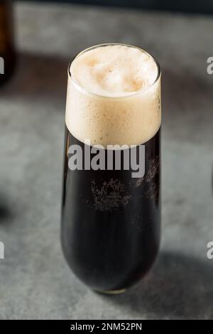Schwarzer Samtbier-Cocktail mit irischem Stout und Champagner Stockfoto