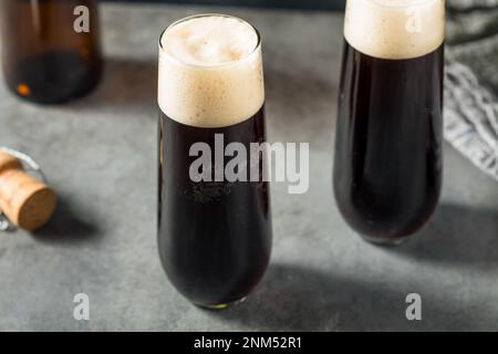 Schwarzer Samtbier-Cocktail mit irischem Stout und Champagner Stockfoto