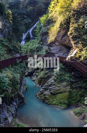 Fluss und Wasserfall in der Orido-Schlucht in bellano am Comer See Stockfoto