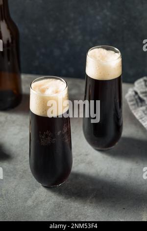 Schwarzer Samtbier-Cocktail mit irischem Stout und Champagner Stockfoto