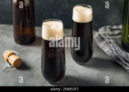Schwarzer Samtbier-Cocktail mit irischem Stout und Champagner Stockfoto