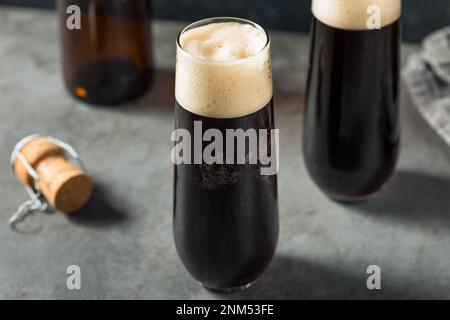 Schwarzer Samtbier-Cocktail mit irischem Stout und Champagner Stockfoto