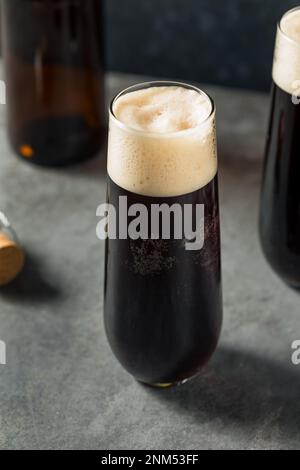 Schwarzer Samtbier-Cocktail mit irischem Stout und Champagner Stockfoto