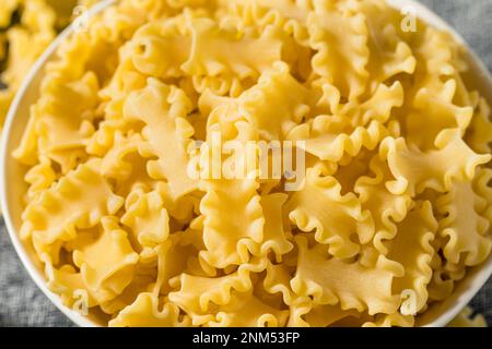 Trockene organische Mafalda Corta Nudelgerichte, fertig zum Kochen Stockfoto