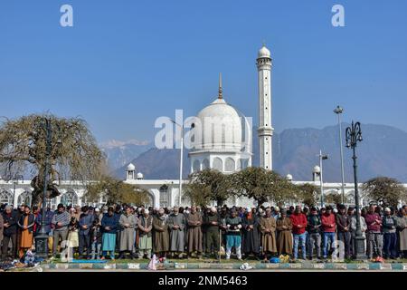 Srinagar, Indien. 24. Februar 2023. Kaschmirisch-muslimische Anhänger bieten am letzten Freitag Lailat al Miraj oder Mehraj-U-Alam Mittagsgebete an, die den Tag des Aufstiegs markieren, die Reise des Propheten Muhammad (PBUH) vom Himmel zum Hazratbal-Schrein. Kredit: SOPA Images Limited/Alamy Live News Stockfoto