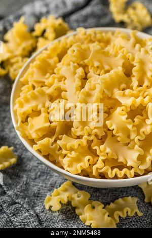 Trockene organische Mafalda Corta Nudelgerichte, fertig zum Kochen Stockfoto